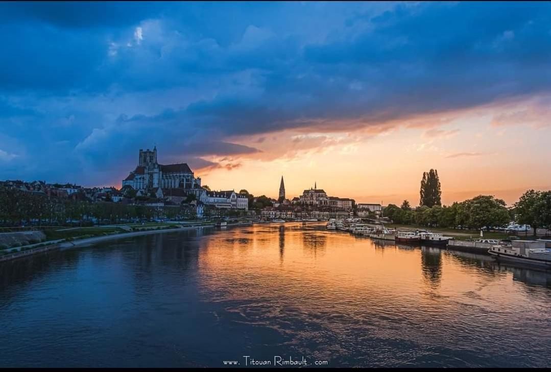 Вилла La Maison Des Artistes Осер Экстерьер фото
